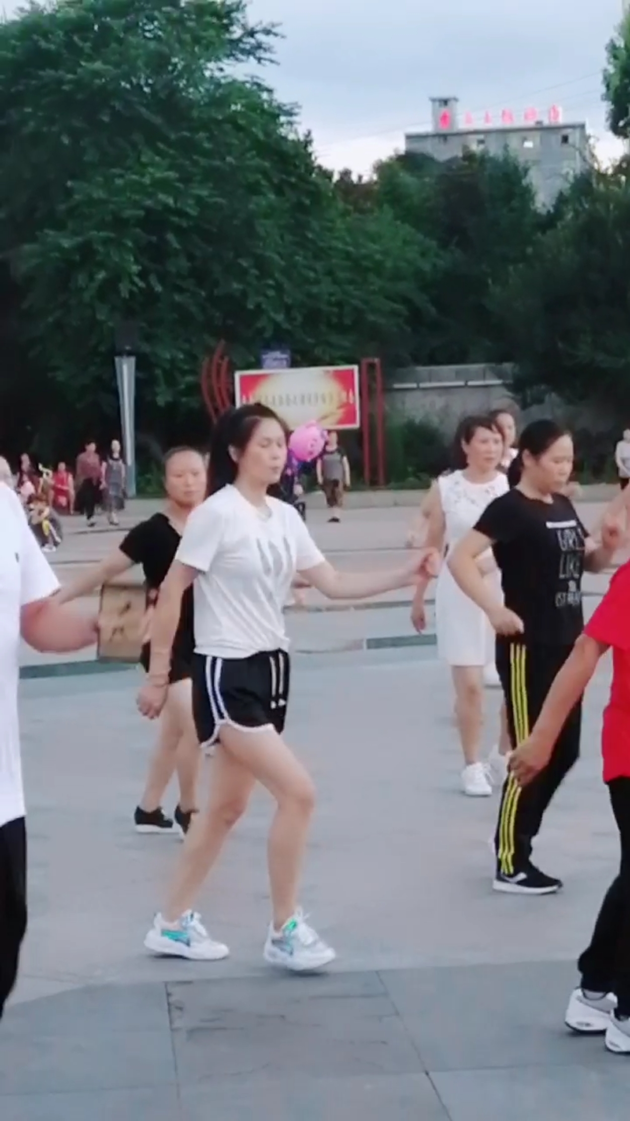 关于全民关注！精彩瞬间视频火爆网络的信息