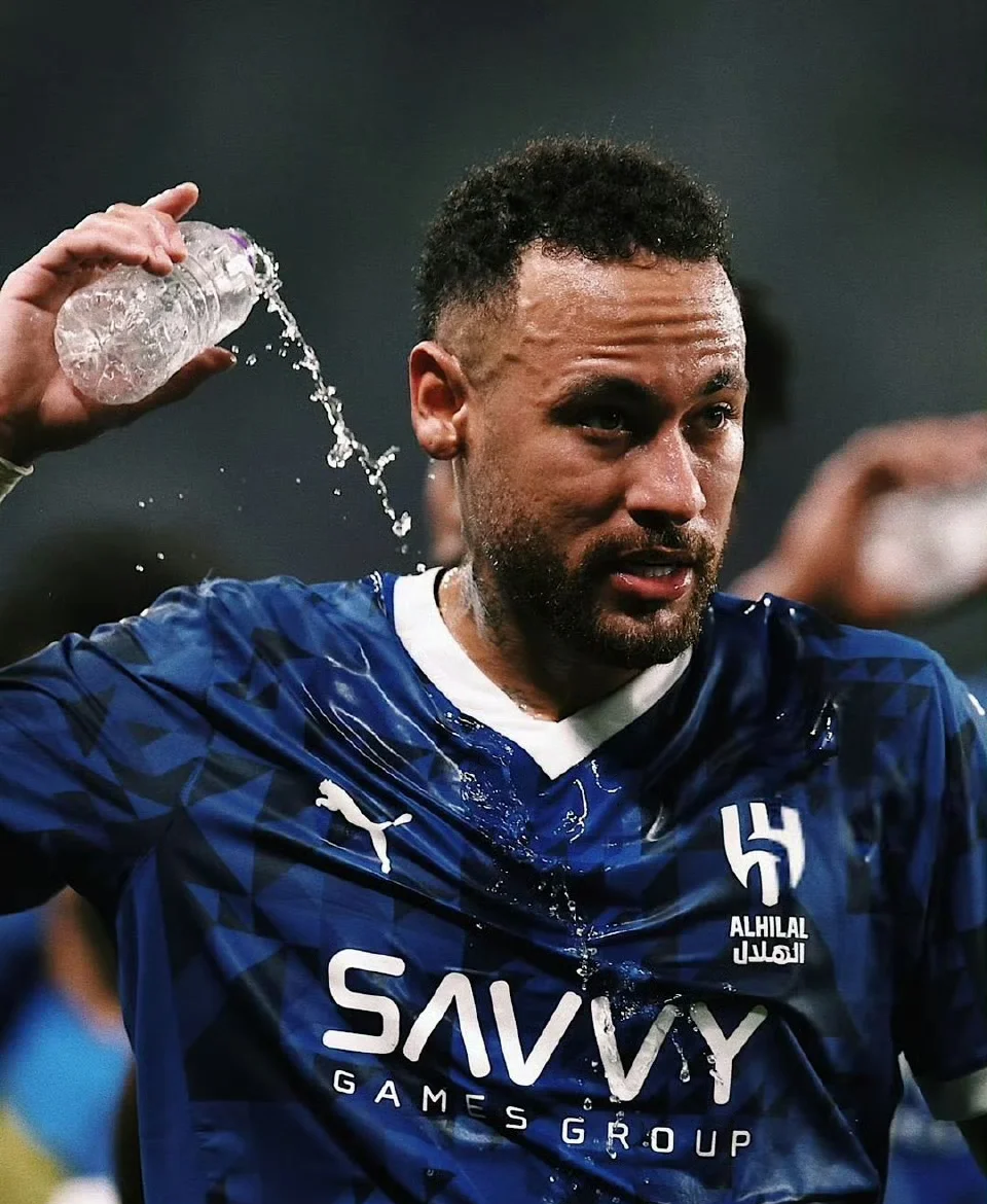 内马尔场边指挥情绪激动，国米队员怒摔水瓶