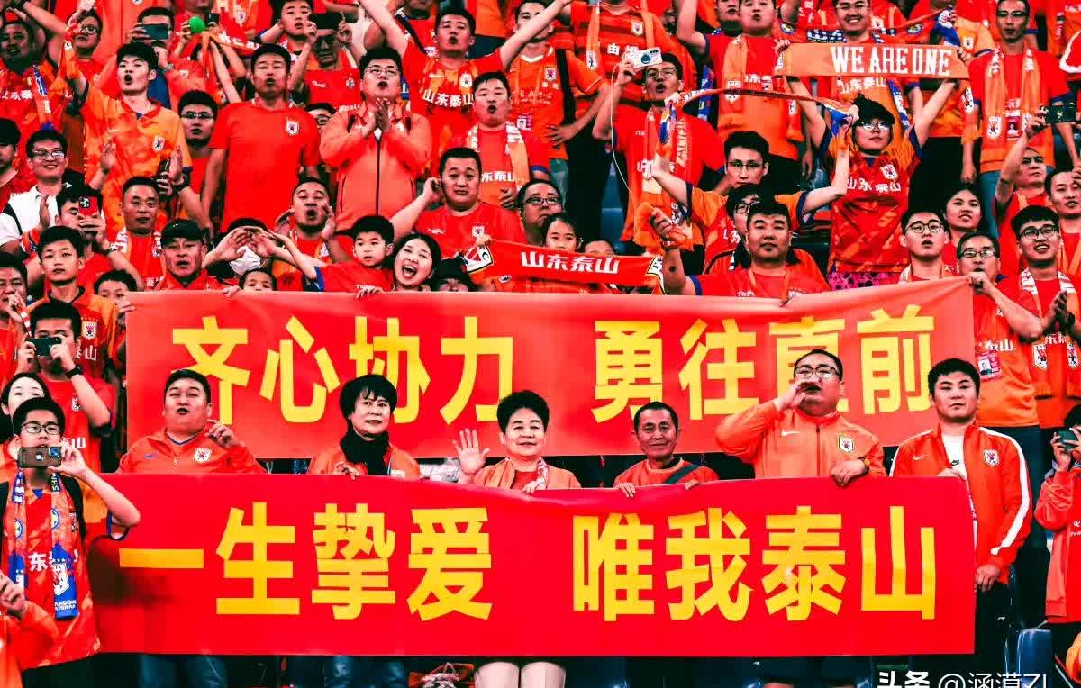 泰山重伤倒地，热刺全队围拢祈祷，场面感人的简单介绍